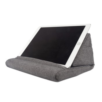 Tablet τοποθετημένο σε γκρι υφασμάτινη βάση τύπου μαξιλαριού, σε θέση ανάγνωσης