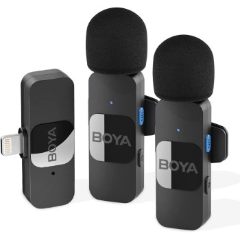 Κοντινό πλάνο του Boya BY--V2 μικροφώνου με αφρώδες φίλτρο και clip στερέωσης για άνετη εφαρμογή σε ρούχα
