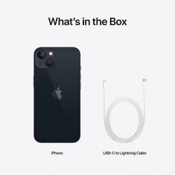 Πίσω όψη του iPhone 13 Midnight με κάμερες και κουμπιά, με καλώδιο φόρτισης δίπλα.