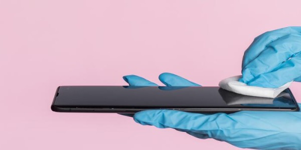 Πώς να καθαρίζετε σωστά το smartphone σας & να το διατηρείτε σαν καινούριο